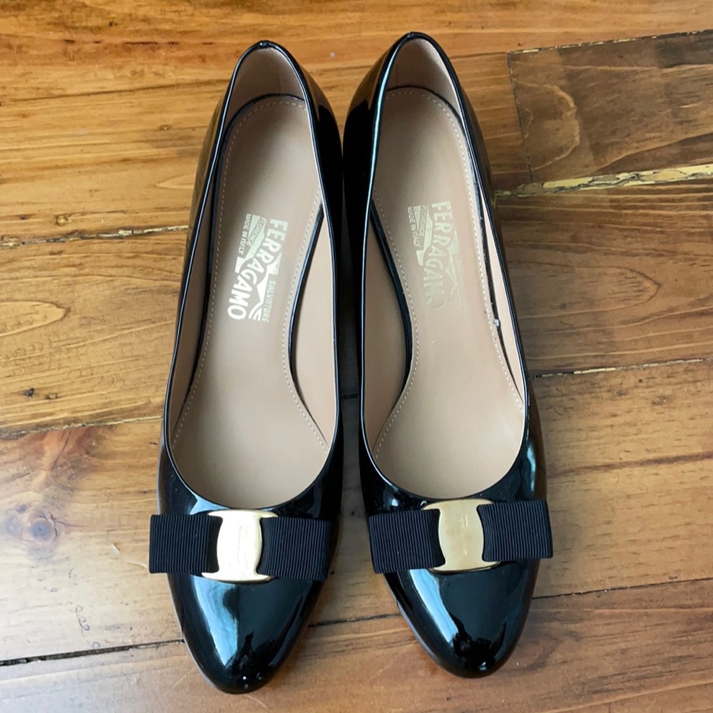 Ferragamo Black Patent Leather Flo Vara Bow Wedge